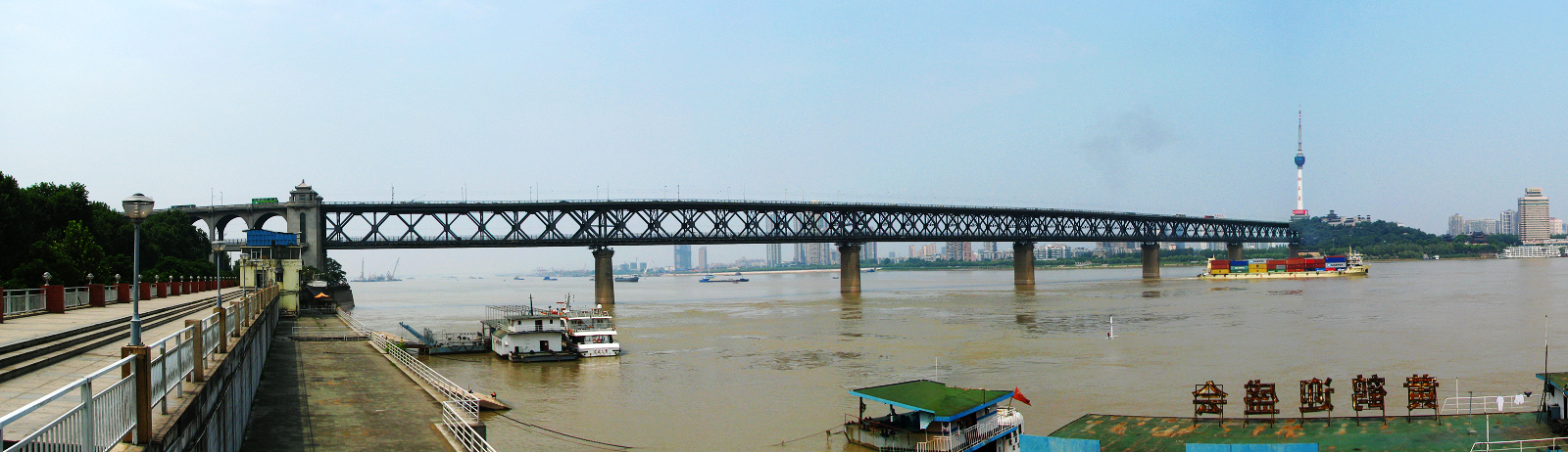 Wuhan Yangtze River Bridge panorama
